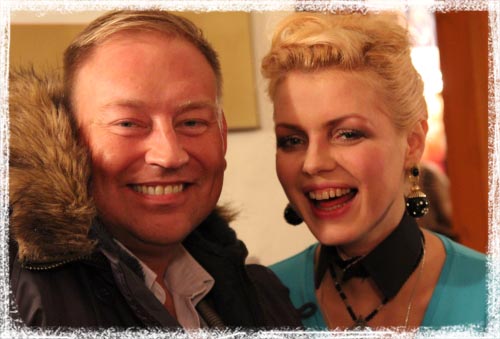 Mikael ja Beatrice kehyksellä